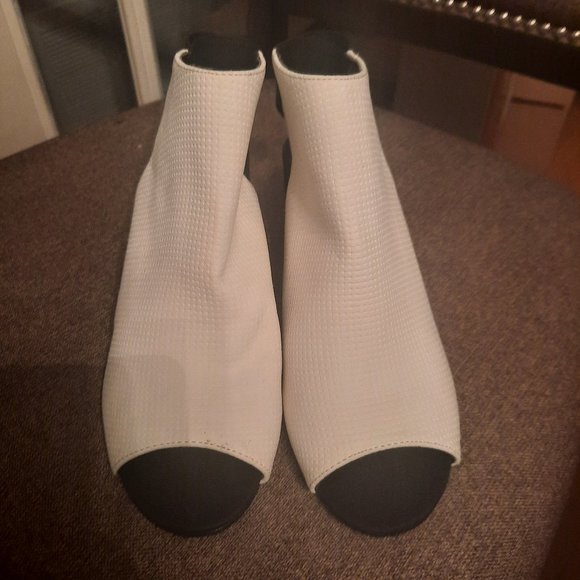 Kenneth Cole Reaction Women's Fridah Fly Ankle Bootie size 8.5 - Picture 3 of 5